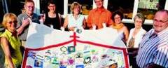 Mit diesem Wandbehang als Geschenk besucht die Gruppe das afrikanische Land Namibia (von links): Gundel Templin, Klaus Wiegand, Vecheldes Pröpstin Pia Dittmann-Saxel, Magrit Seidel, Norbert Velten, Gabriele Geyer-Knüppel, Ulrike Block-von Schwartz und Knut Giebel.